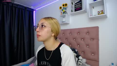 Snapshot of bonny_clyde_xx_ chatting on September 27, 7:39 am Soffy Brooks Independent model online show from September 27, 7:39 am