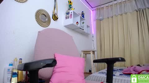 Snapshot of bonny_clyde_xx_ chatting on February 15, 12:01 pm Soffy Brooks Independent model online show from February 15, 12:01 pm