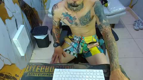 boy_tatto77 online show from June 3, 2:33 pm