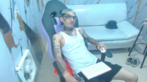 boy_tatto77 online show from January 15, 6:39 pm