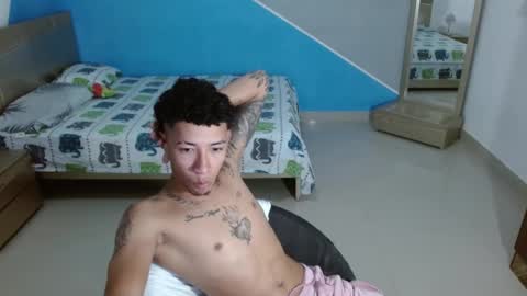 Snapshot of boyhot_sw chatting on February 12, 2:45 am boyhot_sw online show from February 12, 2:45 am
