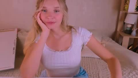 Snapshot of boysloveblondee chatting on October 4, 6:55 am BoysLoveBlondee online show from October 4, 6:55 am