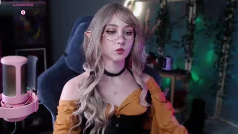 Snapshot of brandy_queen chatting on March 4, 8:24 am Aurorabut ur dad just calls me Rory online show from March 4, 8:24 am