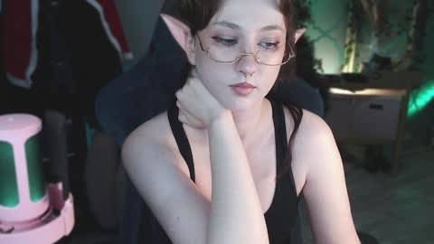 Snapshot of brandy_queen chatting on December 6, 3:50 pm Aurorabut ur dad just calls me Rory online show from December 6, 3:50 pm