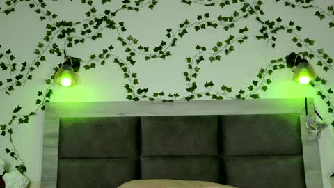 Snapshot of brenda_m00n chatting on February 6, 6:35 pm Brenda online show from February 6, 6:35 pm