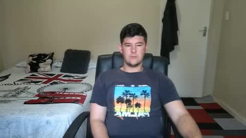 Snapshot of brendansexyboy098754 chatting on October 20, 4:50 am ask me lol online show from October 20, 4:50 am