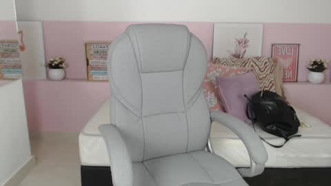 Snapshot of brendathompson_ chatting on February 10, 12:18 pm Brenda online show from February 10, 12:18 pm