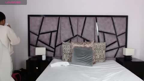 Snapshot of brendathompson_ chatting on March 1, 12:01 pm Brenda online show from March 1, 12:01 pm