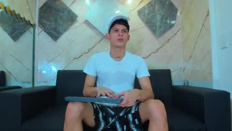brian_hotof1 online show from May 2, 3:40 pm