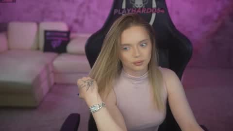 Diamonds Girls online show from April 7, 8:05 am