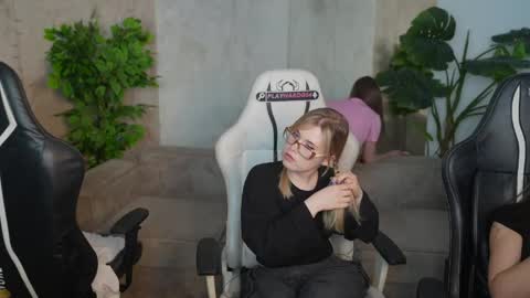 Diamonds Girls online show from June 3, 2:33 pm