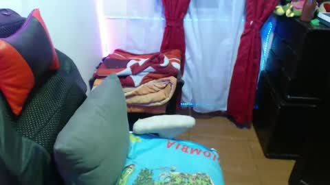 Snapshot of britannysexxy chatting on February 6, 3:06 am scarleth follow mee 3 kis online show from February 6, 3:06 am