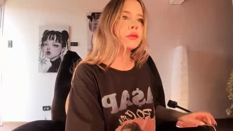 Nat  Independent model  Please help me to reach 200 thumbs up online show from March 14, 8:13 pm