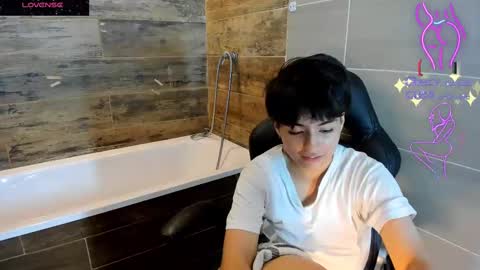 Snapshot of bryce_evans chatting on February 27, 9:04 pm B R Y C E  online show from February 27, 9:04 pm