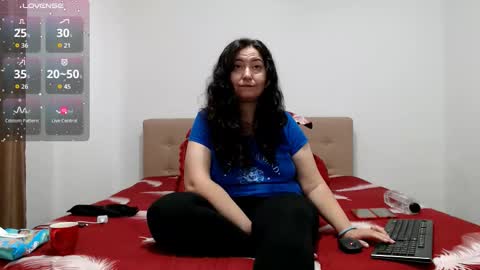 Snapshot of bustyemma chatting on October 18, 8:29 am Emma online show from October 18, 8:29 am