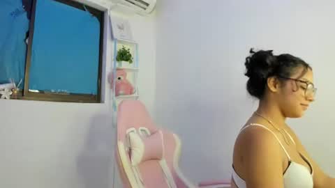 Snapshot of cailyn_messy chatting on October 17, 12:14 am karina online show from October 17, 12:14 am