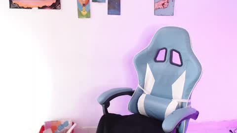 callmebluee online show from April 17, 6:10 pm