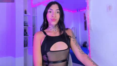 Snapshot of camila_coxx chatting on October 7, 11:23 pm s online show from October 7, 11:23 pm