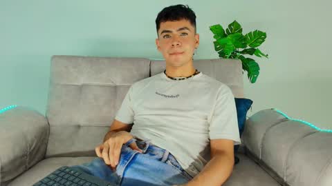 Snapshot of camilo_xcam chatting on October 8, 2:19 am CAMILO online show from October 8, 2:19 am