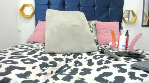 Snapshot of candy_big_tits18 chatting on October 15, 12:58 am candy_big_tits18 online show from October 15, 12:58 am