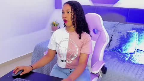 Snapshot of candy_brunette_18 chatting on October 16, 7:02 pm Candy online show from October 16, 7:02 pm