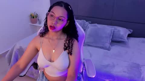 Snapshot of candy_brunette_18 chatting on October 17, 7:07 pm Candy online show from October 17, 7:07 pm