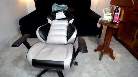 Snapshot of candy_hairy chatting on February 26, 10:05 am candy online show from February 26, 10:05 am