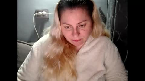 Laura online show from October 8, 9:32 pm