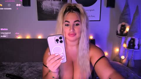 Snapshot of cara__harris chatting on February 5, 7:20 pm . . online show from February 5, 7:20 pm