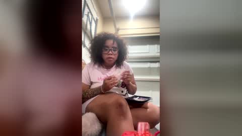 caramel_cremes15 online show from May 12, 3:37 am