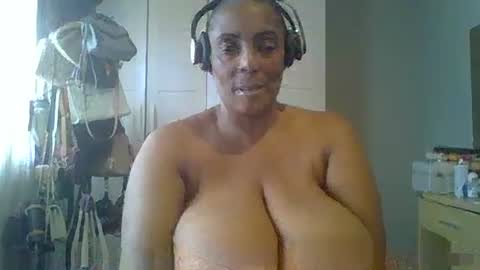 Snapshot of caramelchoc81 chatting on January 14, 12:14 pm candylious81 online show from January 14, 12:14 pm
