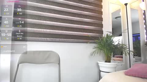Snapshot of caroline_jackson_ chatting on March 9, 4:44 pm C A R O L I N E online show from March 9, 4:44 pm