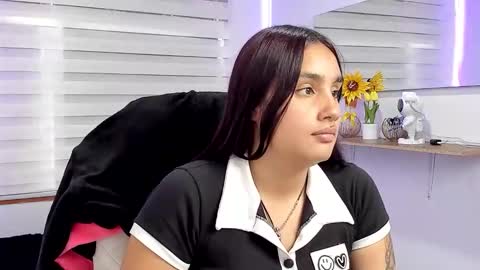 caroline_rodriguez_9 online show from April 1, 7:00 pm