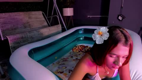 Snapshot of carolineejoness chatting on October 11, 7:50 pm Caroline online show from October 11, 7:50 pm