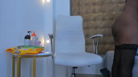 celeste_smmith_ online show from December 1, 12:14 pm