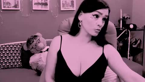 The Queen online show from February 22, 9:17 pm