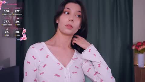 Yumi online show from April 18, 7:18 pm