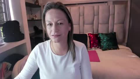 Snapshot of charlot_milf chatting on October 4, 12:25 pm Charlot milf online show from October 4, 12:25 pm