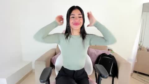 Snapshot of charlote_cowell_sub_ chatting on February 9, 7:52 pm online show from February 9, 7:52 pm