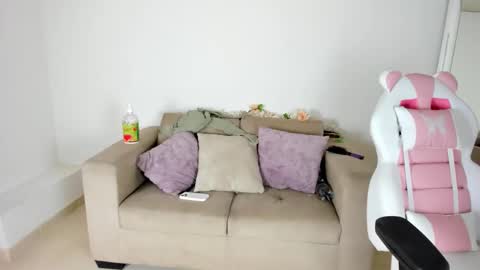 Snapshot of charlote_cowell_sub_ chatting on February 9, 10:54 pm online show from February 9, 10:54 pm