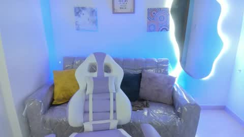 Snapshot of charlote_cowell_sub_ chatting on October 6, 8:04 pm online show from October 6, 8:04 pm