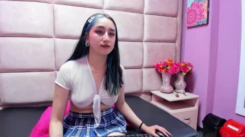 charlottestuart_ online show from December 16, 3:46 am