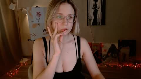 Snapshot of charming_beauty chatting on October 13, 6:04 am Michelle online show from October 13, 6:04 am