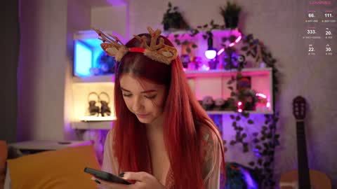 Snapshot of charmings_054 chatting on December 20, 7:07 pm Belle and Miley online show from December 20, 7:07 pm