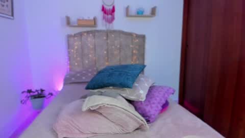 Snapshot of cherries_and_wine_ chatting on December 2, 7:22 pm cherries_and_wine_ online show from December 2, 7:22 pm