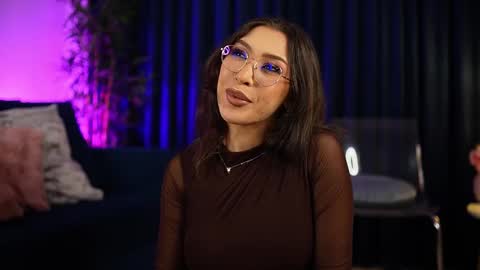 chloemin_ online show from November 20, 5:28 am