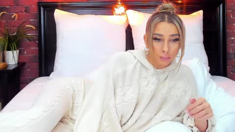 Snapshot of christyna_ross chatting on February 4, 11:49 pm christyna_ross online show from February 4, 11:49 pm