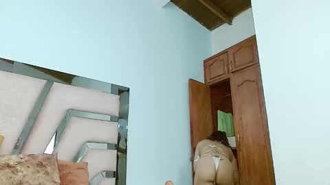 Snapshot of cintia_hills chatting on February 8, 10:50 am Cintia Hills online show from February 8, 10:50 am