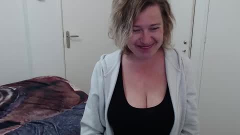 Syl  online show from March 15, 1:58 pm