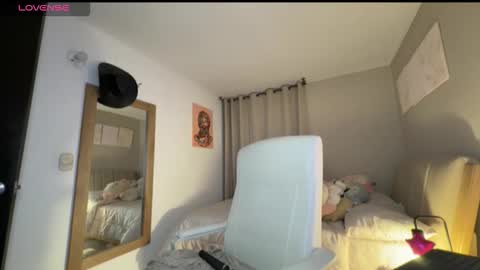 cloe small online show from September 25, 4:08 am